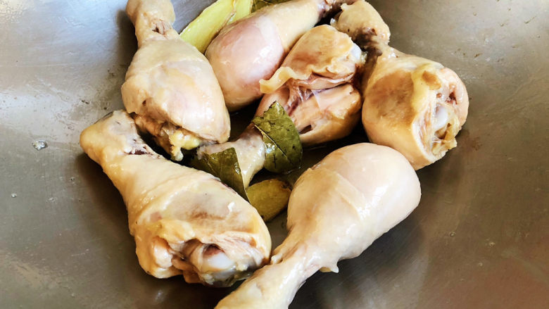 鸡腿炖蘑菇,油热后，下入姜片、香叶煸炒出香味，下入鸡腿翻炒均匀