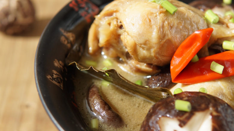鸡腿炖蘑菇,一道简单美味的家常菜，秋季食用，汤鲜味美，鸡腿肉嫩滑，花菇香味浓郁，很合家人的胃口哦
