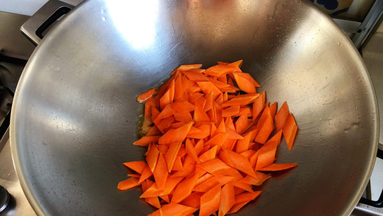 青椒炒胡萝卜,放入胡萝卜片煸炒片刻至微透明