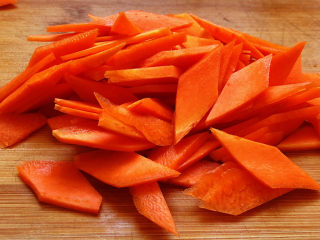 青椒炒胡萝卜,切好的胡萝卜段，再横着切薄片，就是漂亮的菱形片