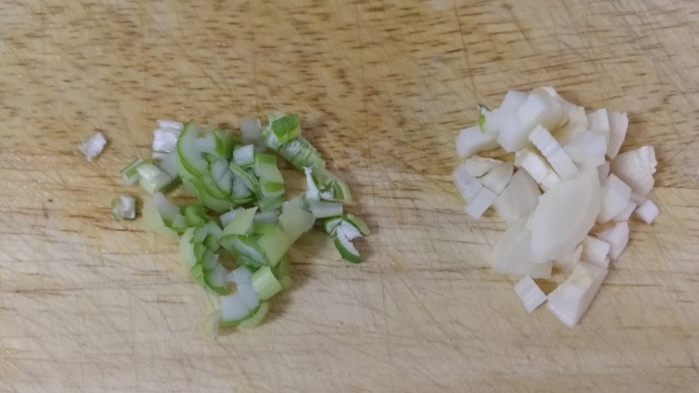 鱼丸豆腐汤,葱白和葱绿分开切碎。
