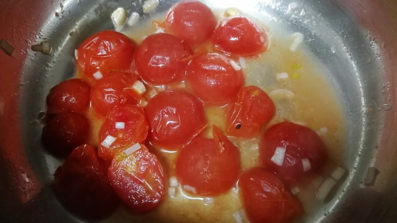 鱼丸豆腐汤,放入小番茄，文火翻炒，炒出番茄红汁和香味。