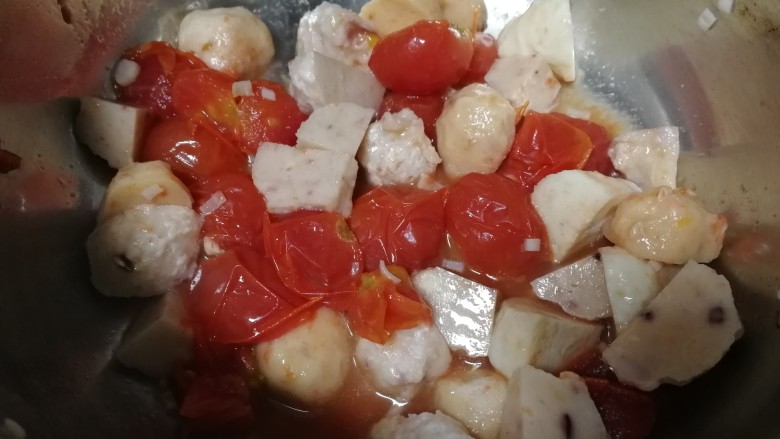 鱼丸豆腐汤,放入鱼丸，文火翻炒均匀。