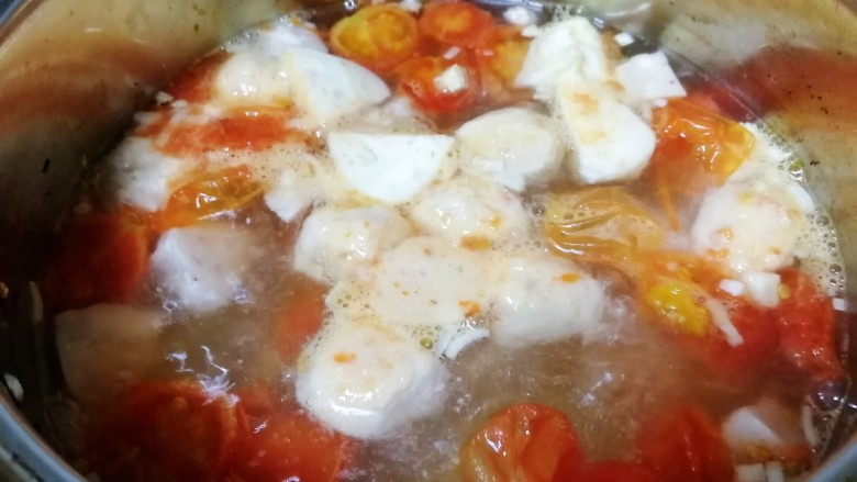 鱼丸豆腐汤,加适量开水，文火烧开，煮到鱼丸飘起。