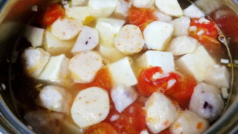 鱼丸豆腐汤,放入豆腐块，文火煮5-6分钟。