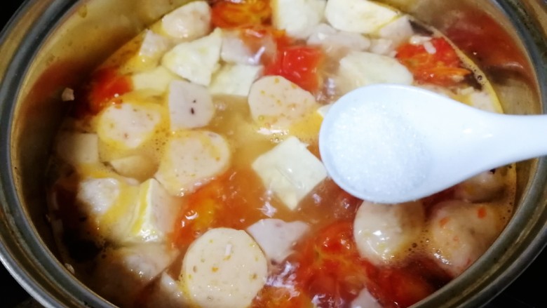 鱼丸豆腐汤,加半小勺盐入味，文火煮5分钟，淋上适量水淀粉，再次煮开。