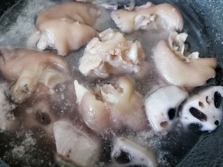 莲藕猪蹄汤,炖至汤浓稠猪蹄软烂即可出锅