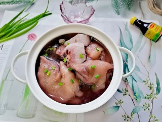 莲藕猪蹄汤,拍上成品图，一道美味又营养的莲藕猪蹄汤就完成了。