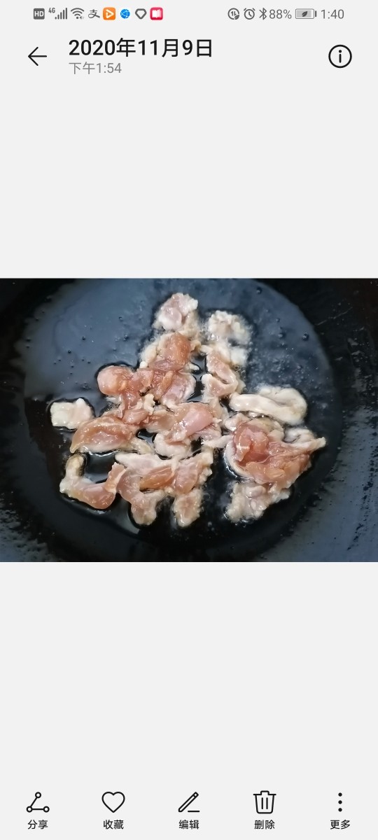 蘑菇炖豆腐,锅内放油烧热放入肉丝翻炒