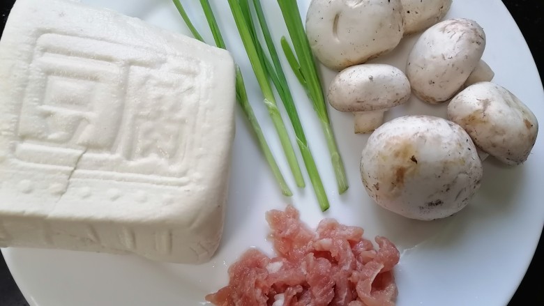 蘑菇炖豆腐,准备好所需材料