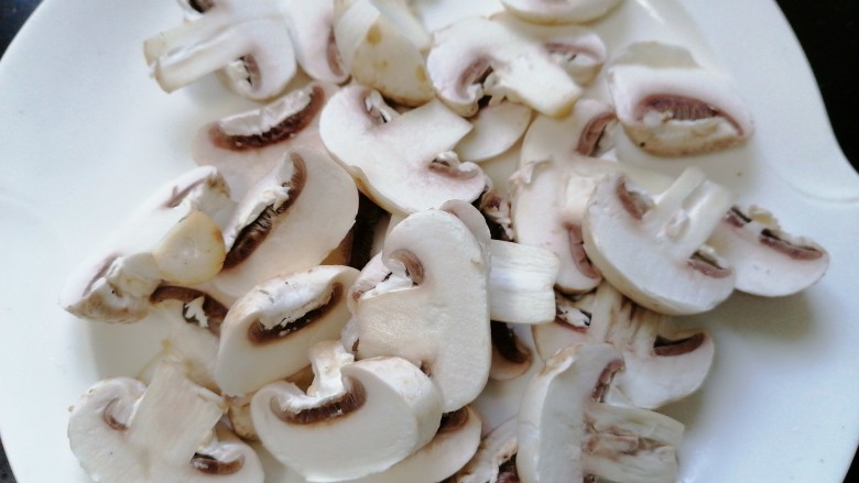 蘑菇炖豆腐,将蘑菇切成片状