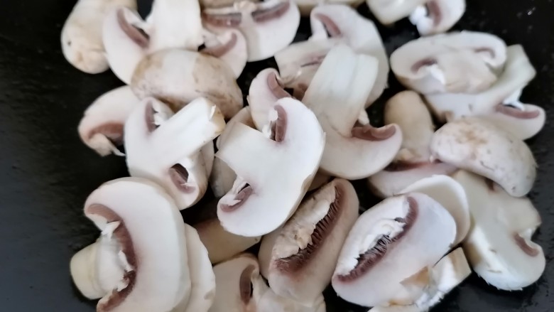 蘑菇炖豆腐,放入蘑菇翻炒