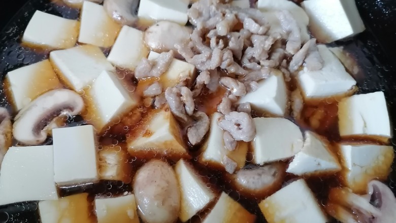 蘑菇炖豆腐,放入肉丝开始炖