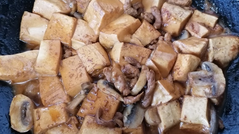 蘑菇炖豆腐,炖至汁干入味上色即可出锅