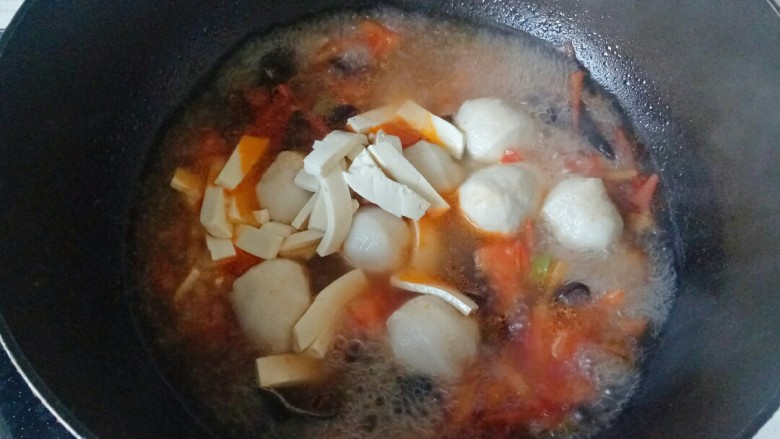 鱼丸豆腐汤,加入豆腐条，焖煮5分钟