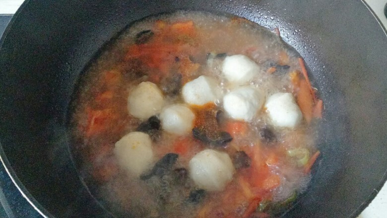 鱼丸豆腐汤,大火煮开，加入泡发的木耳