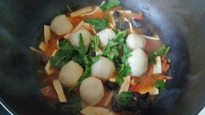 鱼丸豆腐汤,加入一勺生抽，放入香菜碎搅拌均匀即可