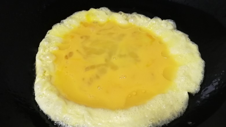 佛手瓜炒鸡蛋,热锅凉油，油5成热倒入蛋液。