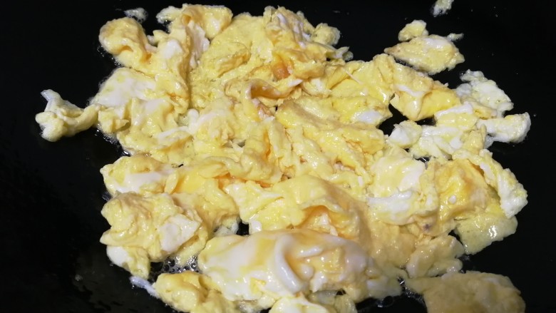 佛手瓜炒鸡蛋,文火鸡蛋炒散，盛出备用。