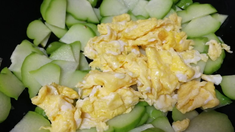佛手瓜炒鸡蛋,放入炒好的鸡蛋，文火翻炒均匀。