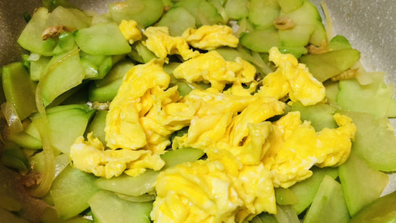 佛手瓜炒鸡蛋,炒制佛手瓜断生后倒入提前炒好的鸡蛋继续快速翻炒均匀即可。