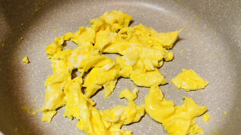 佛手瓜炒鸡蛋,锅里倒一点点底油，倒入搅打好的鸡蛋炒成小块状盛出备用。