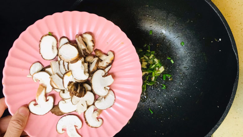 蘑菇炖豆腐,加入蘑菇，一起翻炒