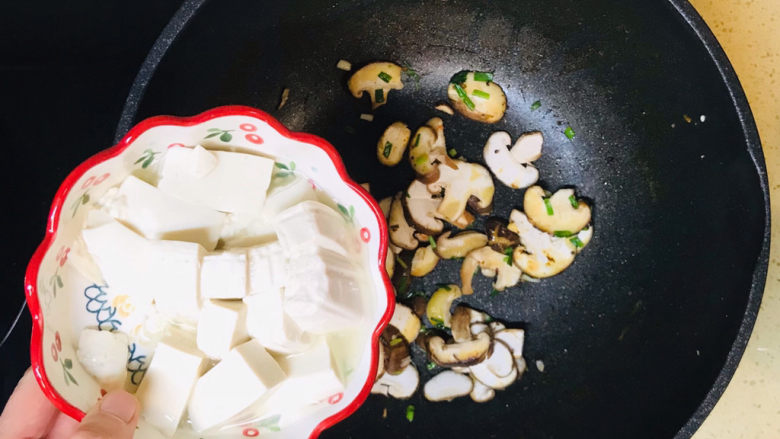 蘑菇炖豆腐,投入豆腐，轻轻地翻炒均匀