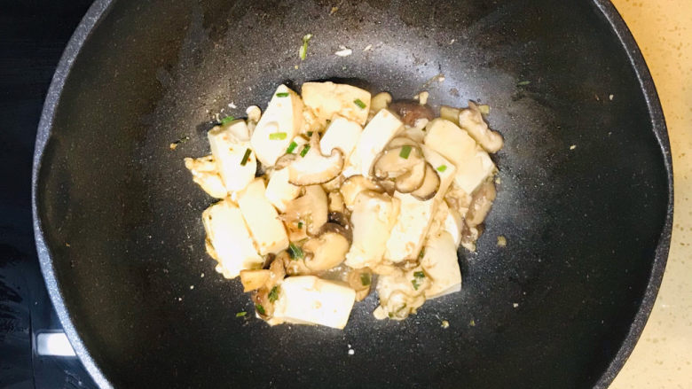 蘑菇炖豆腐,美味的蘑菇炖豆腐就做好了