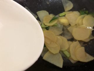 尖椒土豆片,加入少许水翻炒三分钟