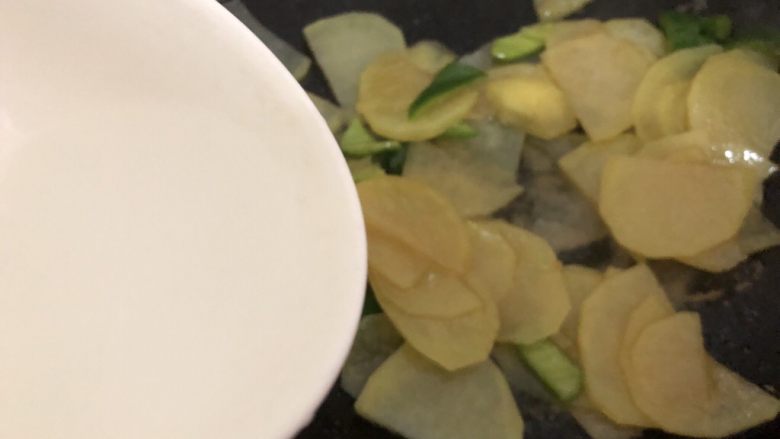 尖椒土豆片,加入少许水翻炒三分钟
