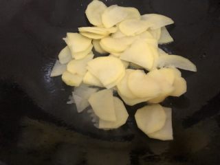 尖椒土豆片,油热下土豆翻炒一下