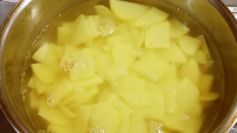 尖椒土豆片,土豆片放入开水中煮1分钟。