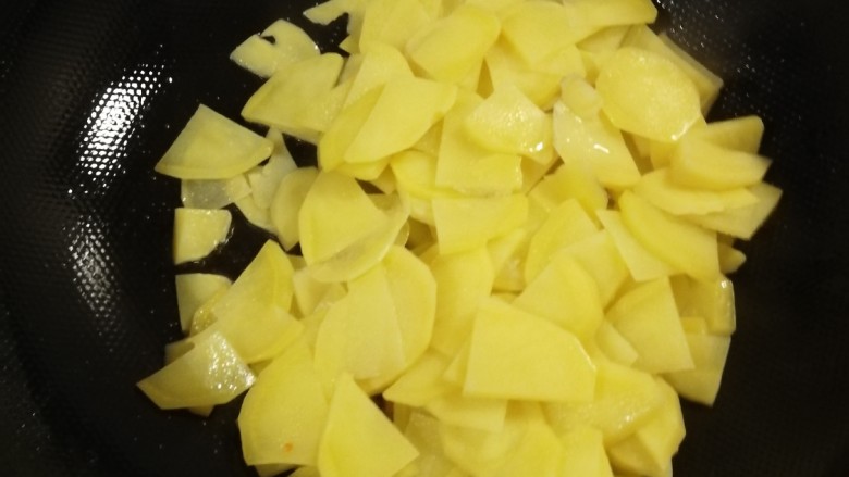 尖椒土豆片,放入煮好的土豆片。