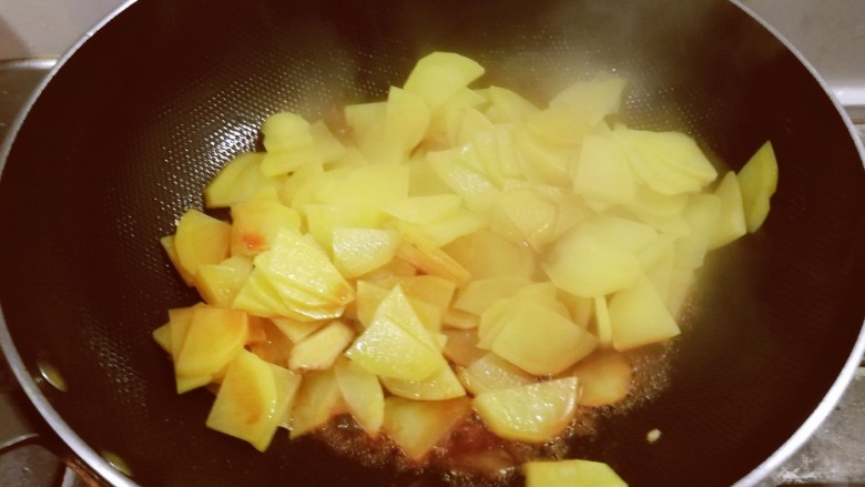 尖椒土豆片,翻炒均匀。