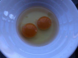 瑶柱蒸蛋,碗里打入两个鸡蛋。