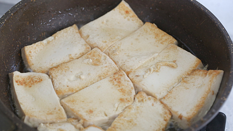 蘑菇炖豆腐,起油锅把豆腐煎至两面金黄，先起锅；