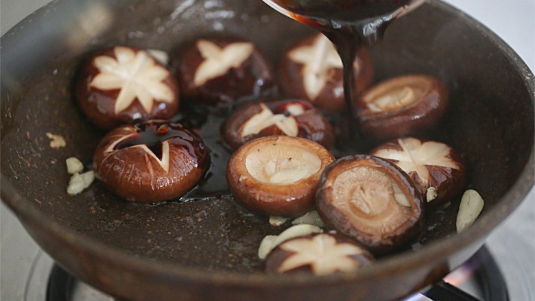 蘑菇炖豆腐,重新起油锅，把香菇煎软，然后淋入酱汁焖一会；