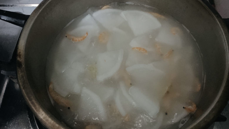 瑶柱萝卜汤,白萝卜煮至透明变软，有清香散发即可出锅。