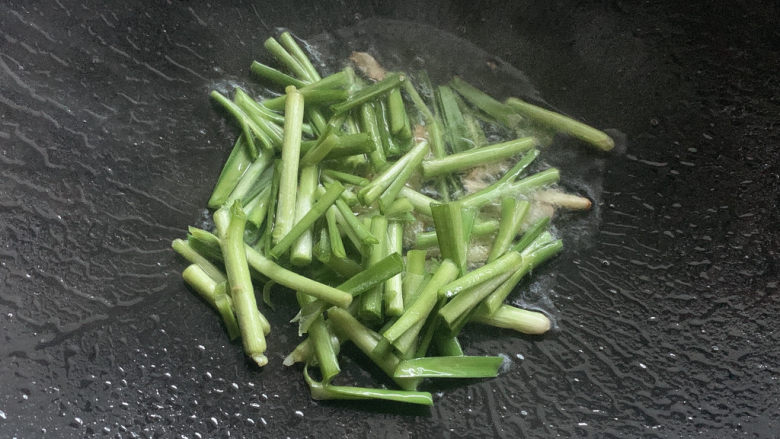 豆芽炒粉丝,加入韭菜的根部，提前爆炒。
