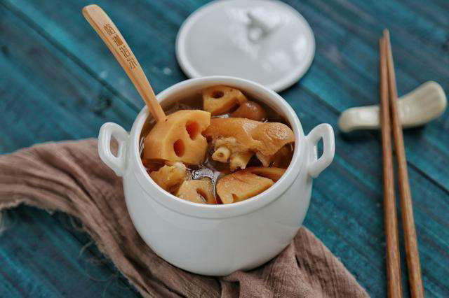 莲藕猪蹄汤,好啦，可以出锅了，放在这种陶瓷小盅里面看起来更有味道。