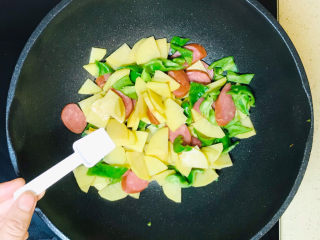 尖椒土豆片,翻炒均匀，撒入盐调味