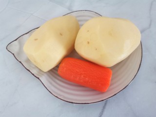 尖椒土豆片,土豆胡萝卜洗净去皮