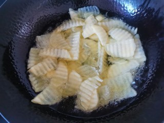 尖椒土豆片,土豆，胡萝卜，尖椒放热油里滚六成熟捞出沥油