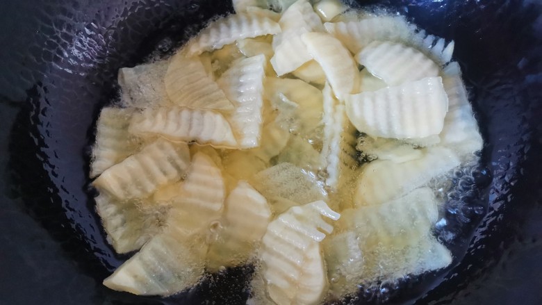 尖椒土豆片,土豆，胡萝卜，尖椒放热油里滚六成熟捞出沥油
