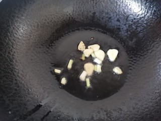 尖椒土豆片,另起锅倒入葱蒜末爆香