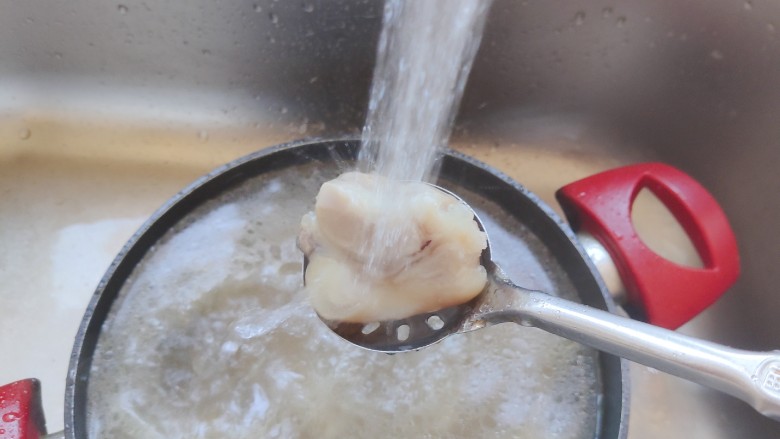 莲藕猪蹄汤,焯好的猪蹄用流动水冲洗掉表面的脏东西
