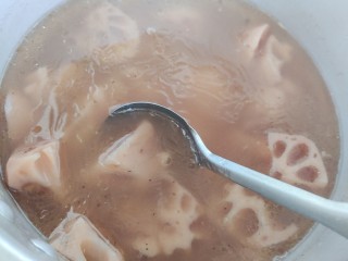 莲藕猪蹄汤,搅拌均匀