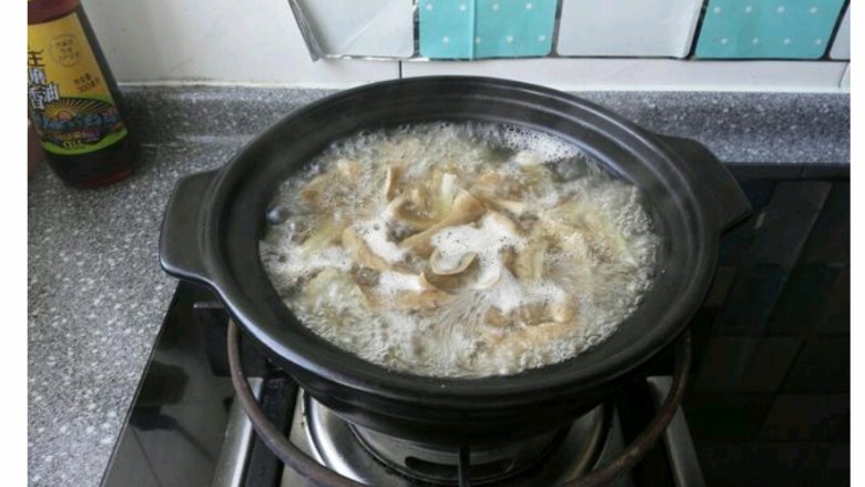 羊杂汤,3然后倒入羊杂，在次开锅去表面少许
浮末
