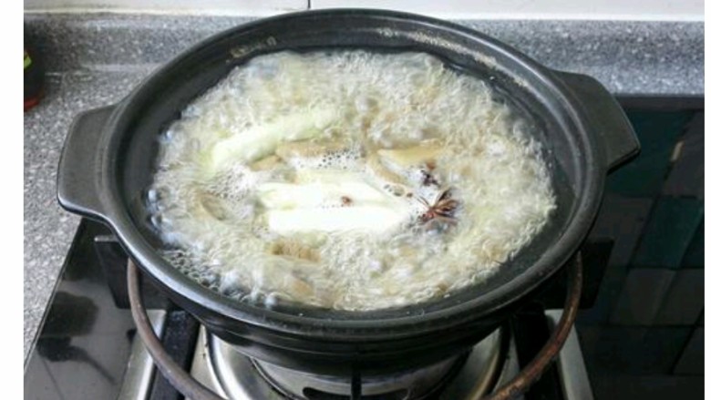 羊杂汤,5再次开锅改中火炖5分钟出香味
